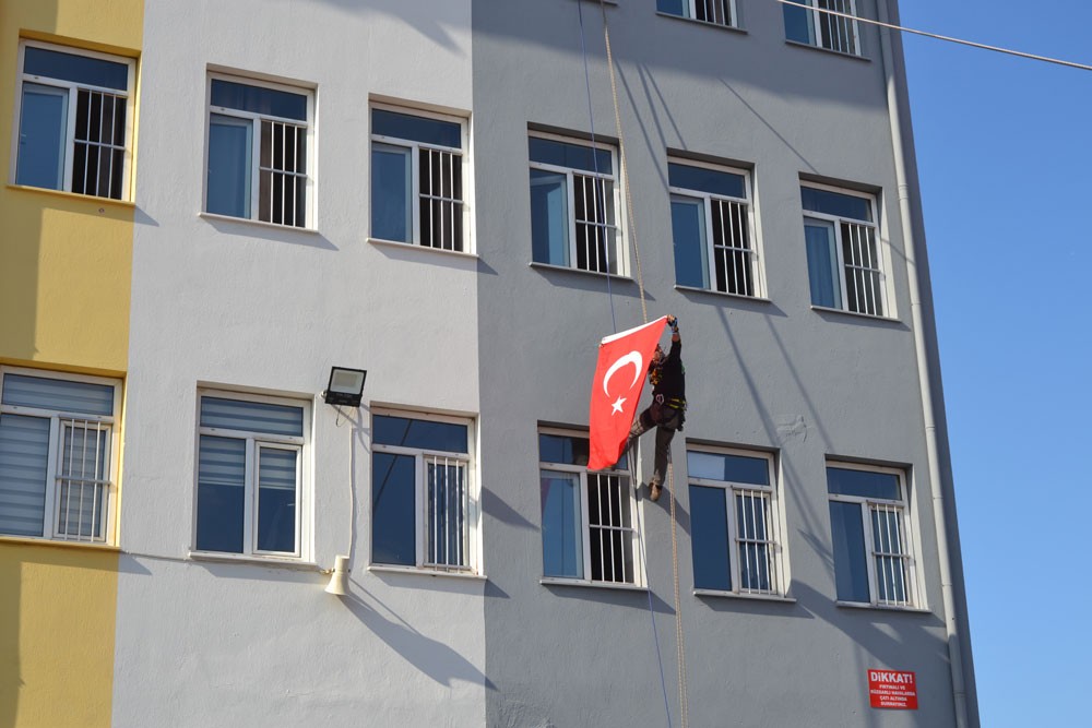 Tatbikatta Türk Bayrağı Açılması Büyük Alkış Aldı