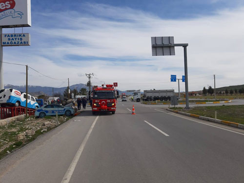 Tır İle Otomobil Çarpıştı 5 Kişi Yaralandı