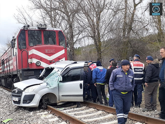 Uşak Banaz’da Tren, hafif ticari araca çarptı: 2 ölü, 2 yaralı