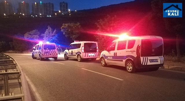 İzmir Karşıyaka’da Sokak ortasında araç içerisinden ateş açıldı 3 yaralı