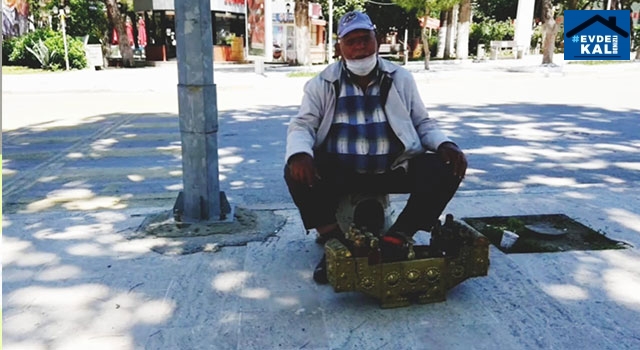 İzmir Tire’de 82 yaşındaki Kadir Kayak 4 saatlik izinde ayakkabı boyamaya çıktı