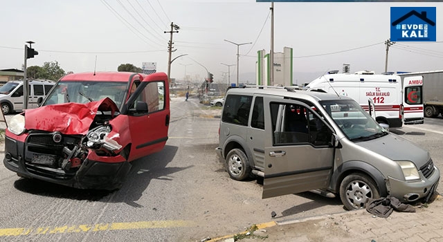 Manisa Turgutlu’da iki araç çarpıştı 1’i ağır 3 kişi yaralandı