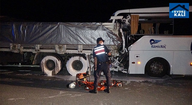 Banaz’da otobüs kamyona çarptı Hüseyin Tuncer ve Nurettin Erdem öldü