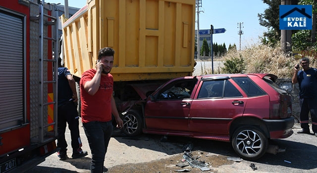 Turgutlu’daki kazada otomobil kamyonun altına girdi