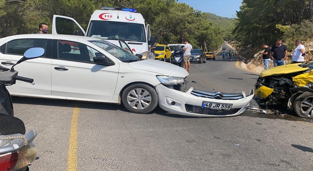 Fethiye'de Trafik Kazası İki Kadın Sürücü Kafa Kafaya Çarpıştı