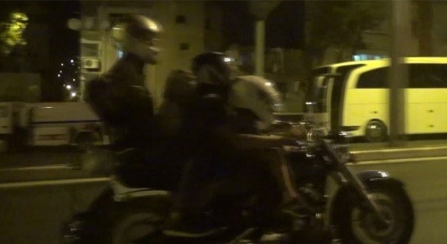 İzmir’de Motosiklete 4 Kişi Bindiler Trafiği Tehlikeye Düşürdüler