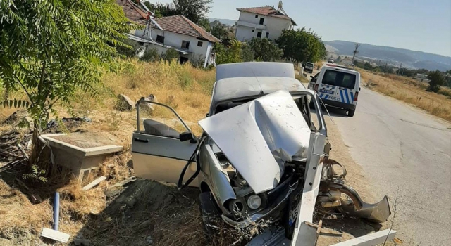 Manisa'ya bağlı Selendi ilçesinde demir bariyerlere çarpan sürücü Ahmet Yaşar Ağır yaralandı