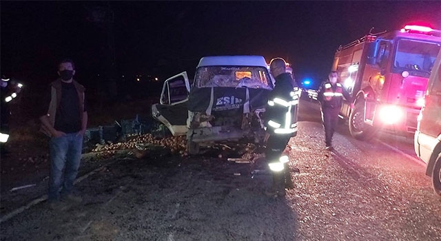 Afyonkarahisar Sandıklı’da Minibüs ile Traktör Çarpıştı: 2 Yaralı