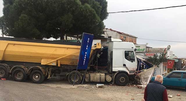 İzmir’de bir kamyon 11 aracı biçti