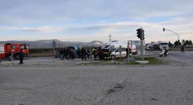 Akhisar'da Yolcu minibüsü ile otomobil çarpıştı: 7 kişi yaralandı