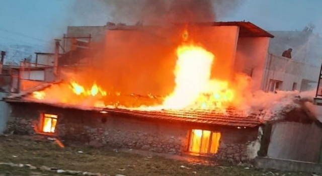 Bornova'da korkutan ev yangını