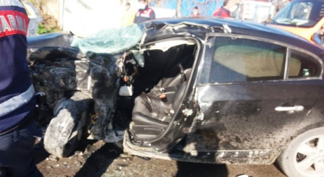 Efeler'de Otomobil direğe çarpıp takla attı: 3 kişi yaralı