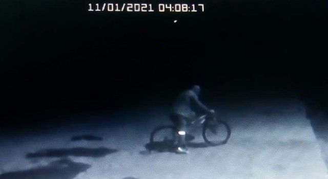 İzmir'de bisikletli hırsız aracın teybini çaldı