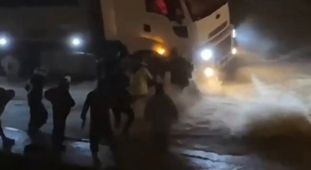 İzmir’in Buca'da Selde sürüklenen kadının kurtarılma anı kamerada