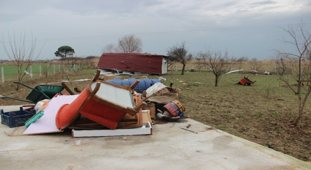 Şehzadeler'de fırtına konteyner evi uçurdu: 2 yaralı