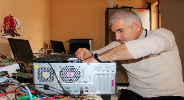 Menteşe'de İlkokul müdürü Reis Songur tamir ettiği bilgisayarları öğrencilerin hizmetine sundu