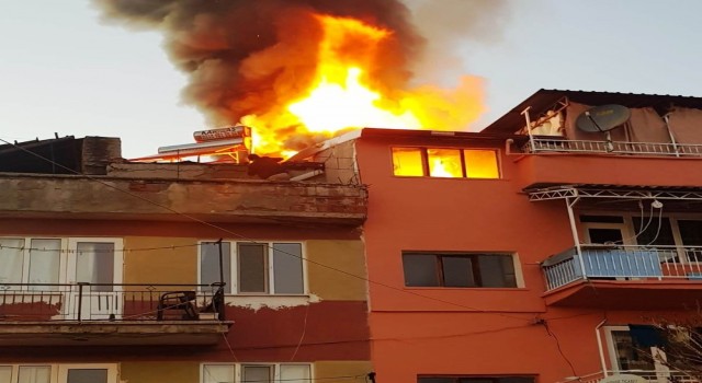 Hisarcık’ta çıkan yangında iki binanın çatı katı zarar gördü