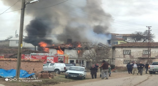 Kütahya Hamidiye Kızılcaören köyünde ev, ahır ve samanlık yandı