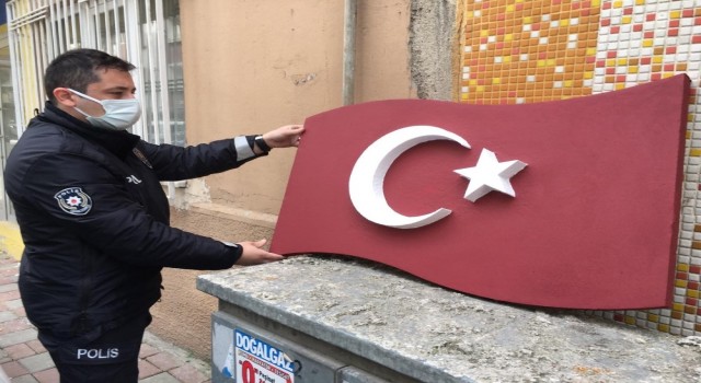 Polisler Türk Bayrağı’nı yerde bırakmadı