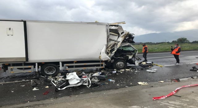 Kemalpaşa'da tır ile kamyon çarpıştı Hasan Atlayan öldü