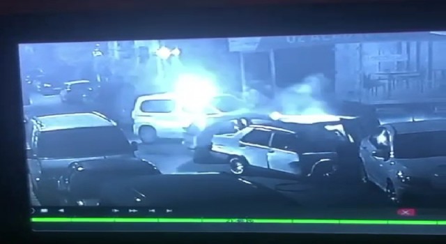 Buca'da polisten kaçan otomobil araca çarparak 3 kişiyi yaraladı