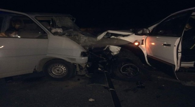 Urla'da kamyonetle minibüs çarpıştı Mert Kayat ve Sedat Şenyıldız öldü
