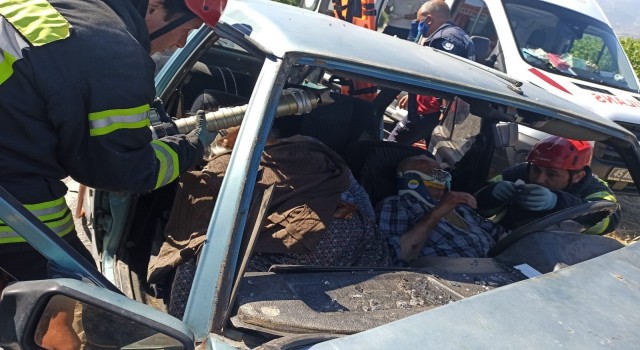 Alaşehir'de iki otomobil çarpıştı Makbule Kocabaş öldü