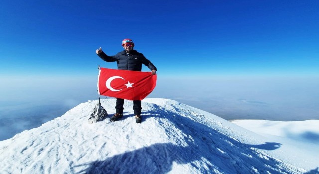 Denizlili dağcı Türkiye zirvesinde Türk Bayrağı açtı