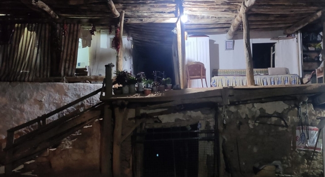 Denizli’de depremde hasar oluşan bir ev boşaltıldı