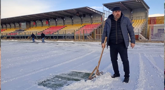 Denizli’de Kulüp Başkanı Stadı maça yetiştirmek için kar küredi