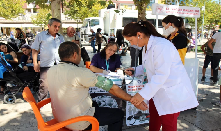 Denizli'de sağlık çalışanları, vatandaşlara kronik hastalıklarla ilgili bilgilendirme yapıldı