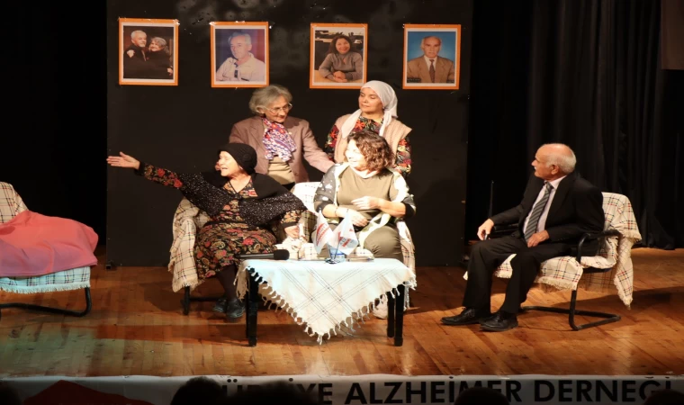 Türkiye Alzheimer Derneği Denizli Şubesi tiyatro oyununu Nazilli’de sahnelendi
