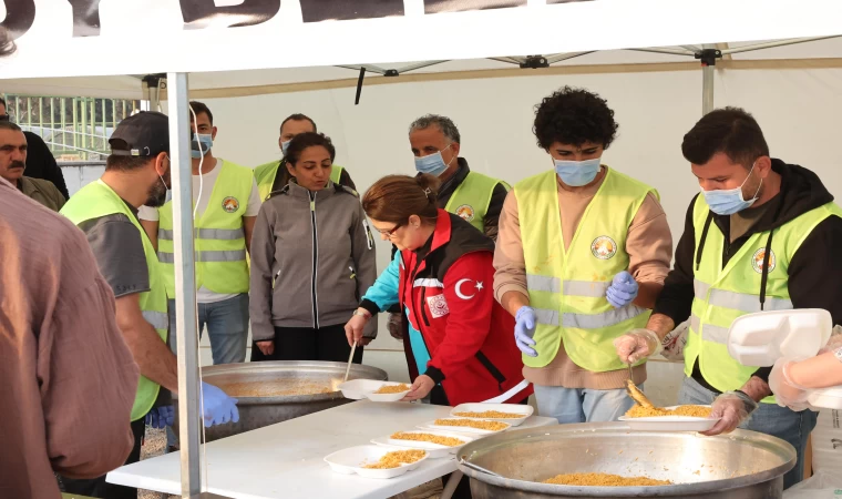 Bakan Yanık, Sarayköy Belediyesi’nin mobil mutfağında yemek ikramında bulundu