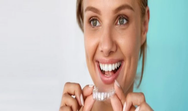 Invisalign, şeffaf plaklar kullanarak diş düzeltme tedavisi sağlayan yenilikçi bir yöntemdir.