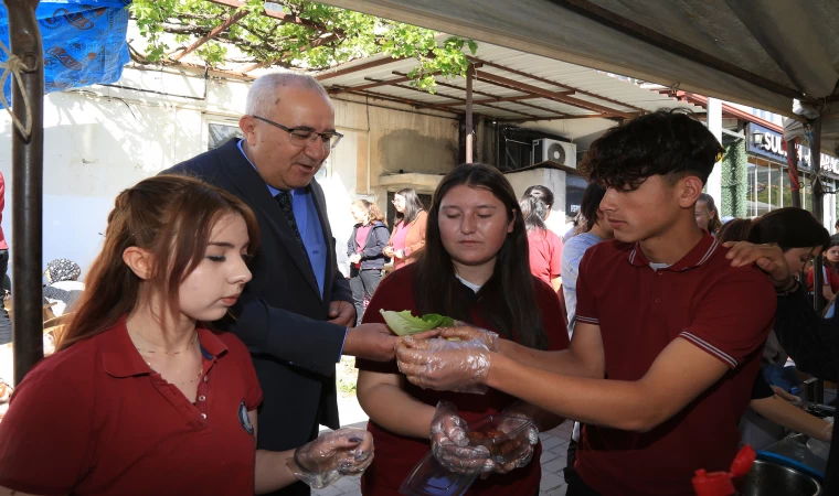 Öğrenciler tarafından hazırlanan kermese, Başkan Cengiz Arslan katıldı