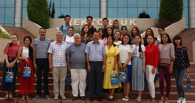 Kazak Öğrenciler Rektör Bağ’ı Ziyaret Etti