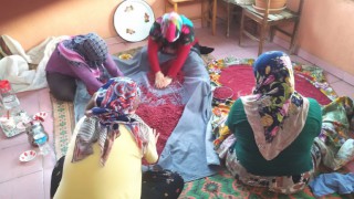 Kütahya Hisarcık' ta kadınların Kızılcıktan yöresel çorba yapımı