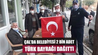 Çal'da Belediyesi 2 bin adet Türk bayrağı dağıttı