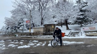 Afyon'da yaşayan Uğur Kavak kar ve soğuk havaya rağmen bisiklet tutkusundan vazgeçmedi
