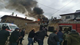 Şuhut'ta evin çatısında korkutan yangın
