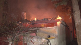 Bornova'da tek katlı metruk evde yangın paniği