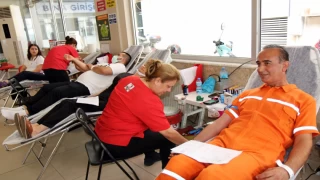 Denizli’de sağlık çalışanları ve vatandaşlar kan bağışında bulundu