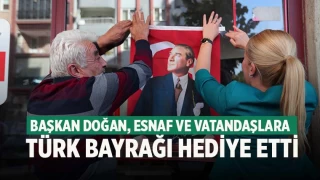 Başkan Doğan, esnaf ve vatandaşlara Türk Bayrağı hediye etti