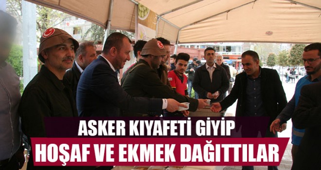 Asker Kıyafeti Giyip Hoşaf Ve Ekmek Dağıttılar