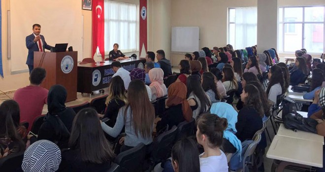 ÖĞRENCİLER TERÖR KONUSUNDA BİLGİLENDİRİLDİ
