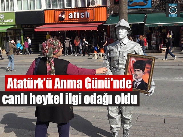 Atatürk’ü Anma Günü'nde Canlı Heykel İlgi Odağı Oldu