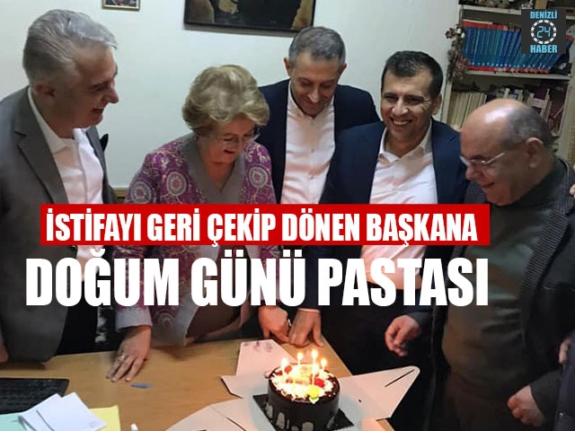 İstifasını Geri Çekip Dönen Başkana Doğum Günü Pastası