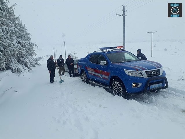 Afyonkarahisar Bolvadin’de Yolda Mahsur Kalan Sürücüleri Jandarma Kurtardı