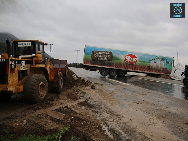 Manisa’nın Şahzedeler ilçesinde tır şarampole devrildi