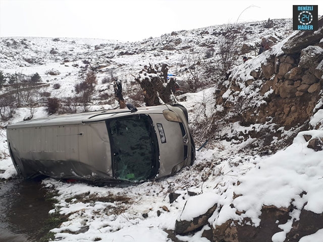 Şuhut’ta minibüs şarampole devrildi 3 yaralı